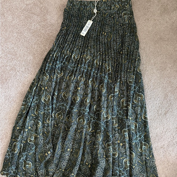 Max Studio Green and Gold Paisley Maxi Skirt - Picture 2 of 3